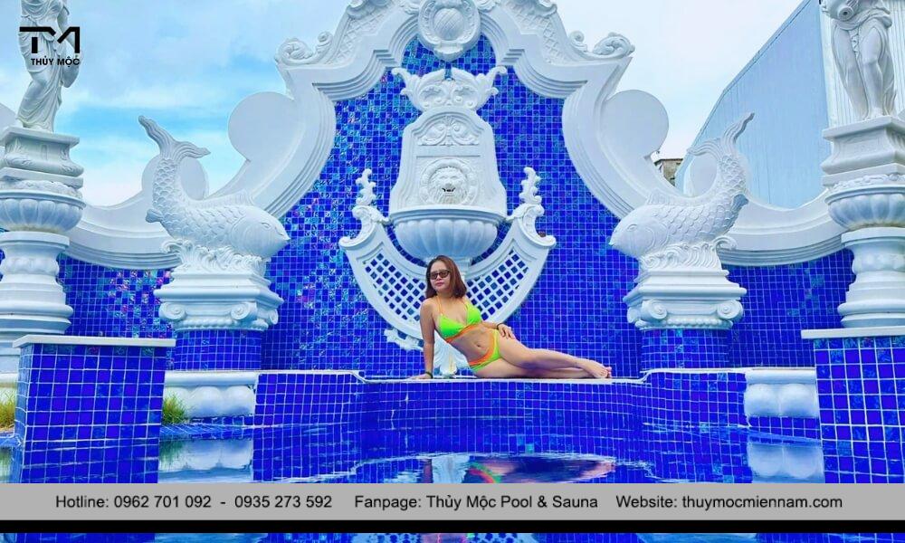 Chị Cành thả mình vào hồ bơi lâu đài biệt thự