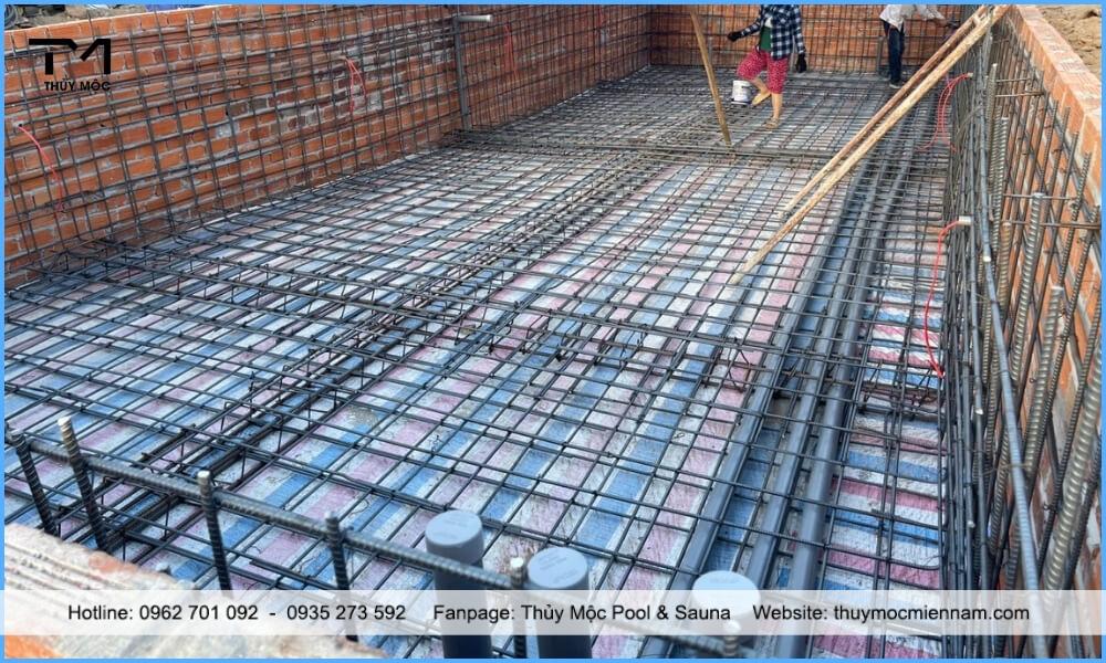 Tiến hành gia công lắp đặt thép hồ bơi gia đình