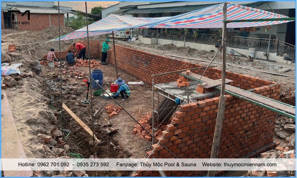 Tiến hành xây dựng phần thô hồ bơi gia đình Anh Các