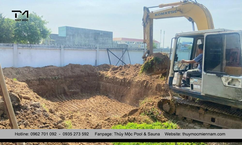 Đào và gia cố đất nền hồ bơi