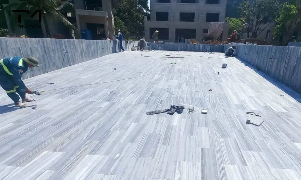 chi phí ốp đá sọc dưa cho một hồ bơi 32m²
