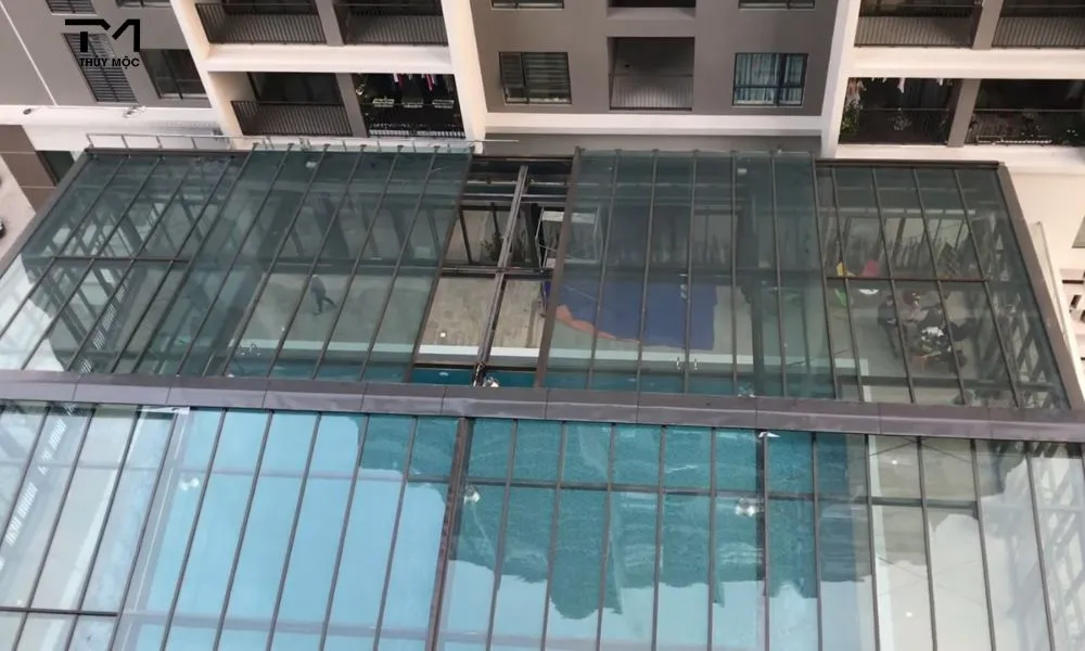 Thi công mái che kính cường lực hồ bơi khung nhôm