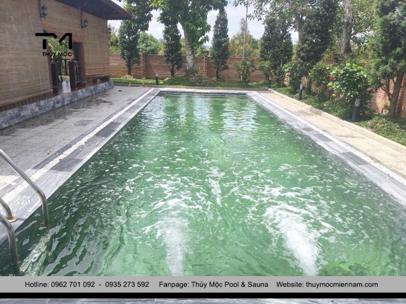 Nước hồ bơi vẫn đục dù châm hóa chất